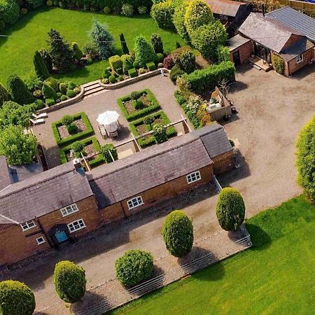 Luxury Barn With Hot Tub, Spa Treatments, Private Dining Little Budworth 外观 照片