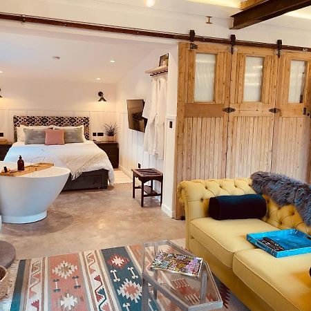 Luxury Barn With Hot Tub, Spa Treatments, Private Dining Little Budworth 外观 照片