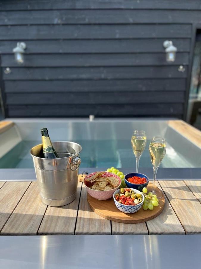 Luxury Barn With Hot Tub, Spa Treatments, Private Dining Little Budworth 外观 照片
